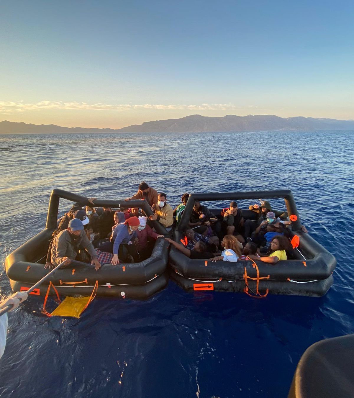 Marmaris\'te Türk kara sularına itilen 48 düzensiz göçmen kurtarıldı
