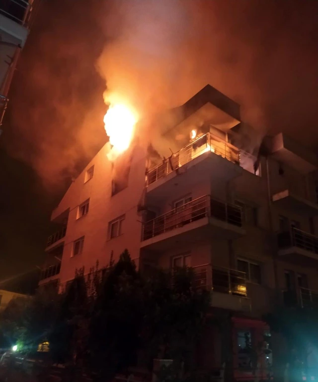Öfkeli koca, binayı ateşe verdi! Korku dolu anlar yaşayan çocukları, gözyaşları içinde evlerinin yanışını izledi