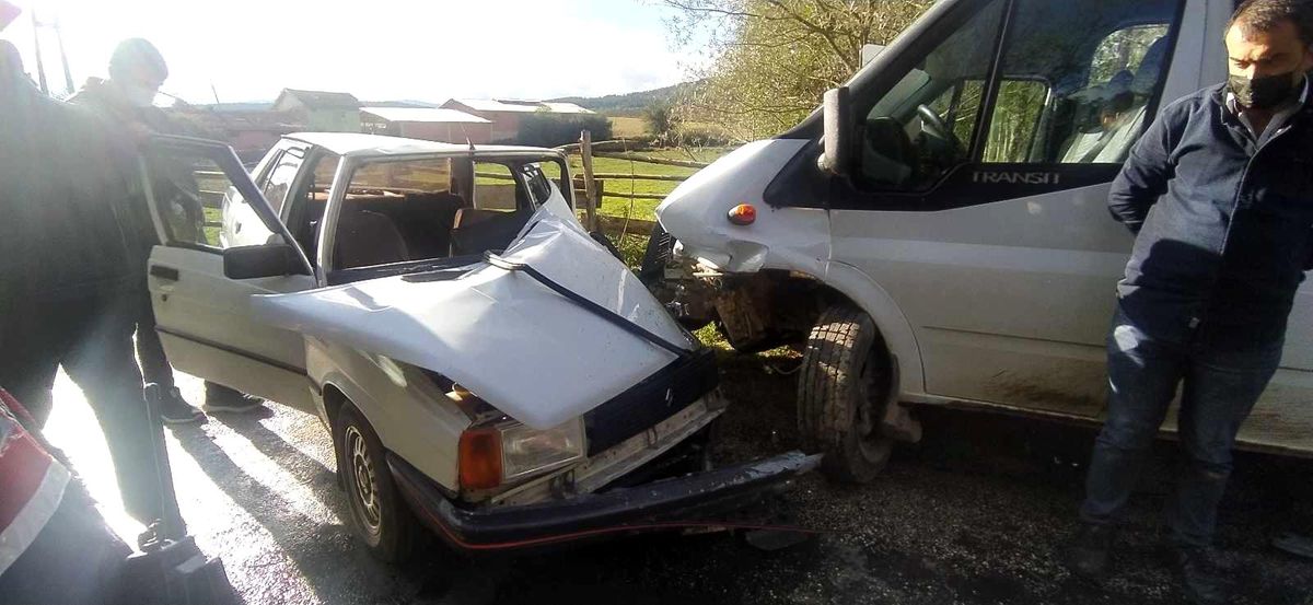 Otomobil ve minibüs çarpıştı: 3 yaralı