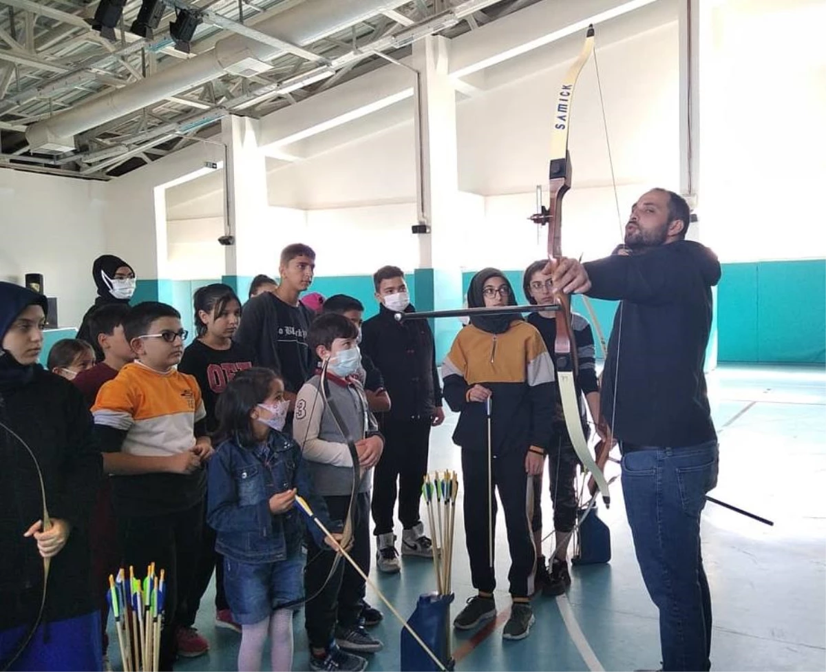 Paralimpik Okçuluk Milli Takımı Antrenörü Hancı, Erzurum\'da genç okçularla bir araya geldi