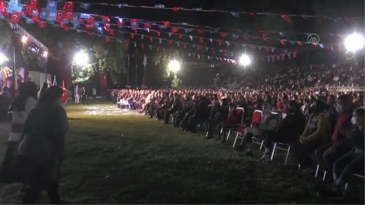 Sanatçı Mustafa Yıldızdoğan, Denizli\'de konser verdi