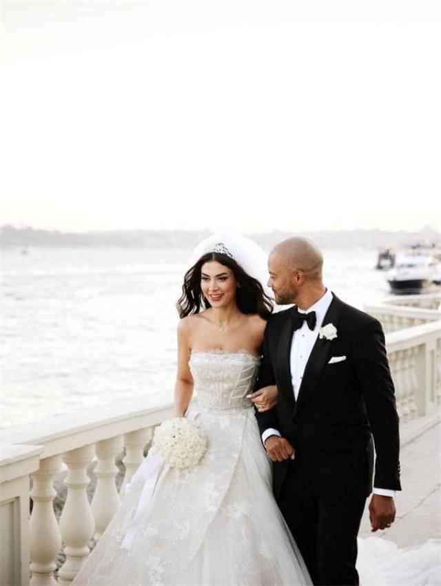 Şarkıcı Günseli Deniz, Amerikalı iş insanıyla Çırağan Sarayı'nda görkemli düğünle evlendi