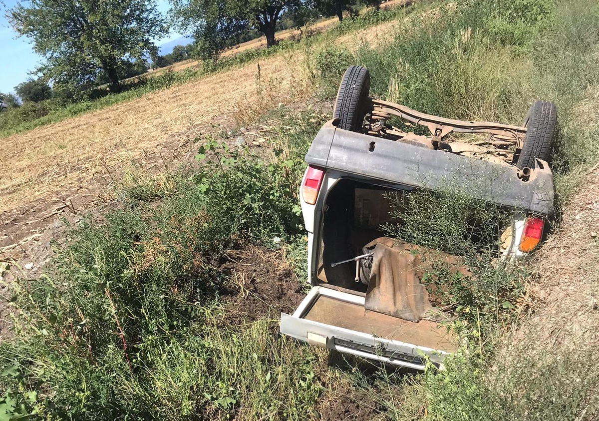 Takla atan otomobilin sürücüsü yaralandı