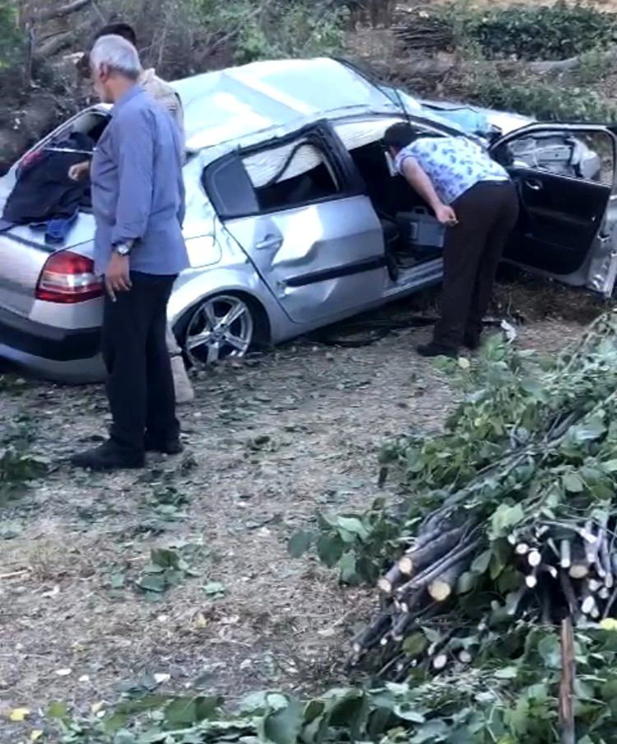 Tatvan\'da kontrolden çıkan araç kaza yaptı : 2 yaralı
