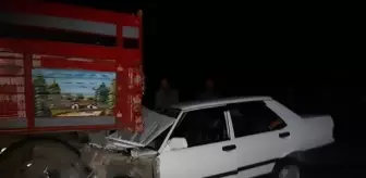 Traktör römorkuna çarpan otomobilin sürücüsü öldü, oğlu yaralı