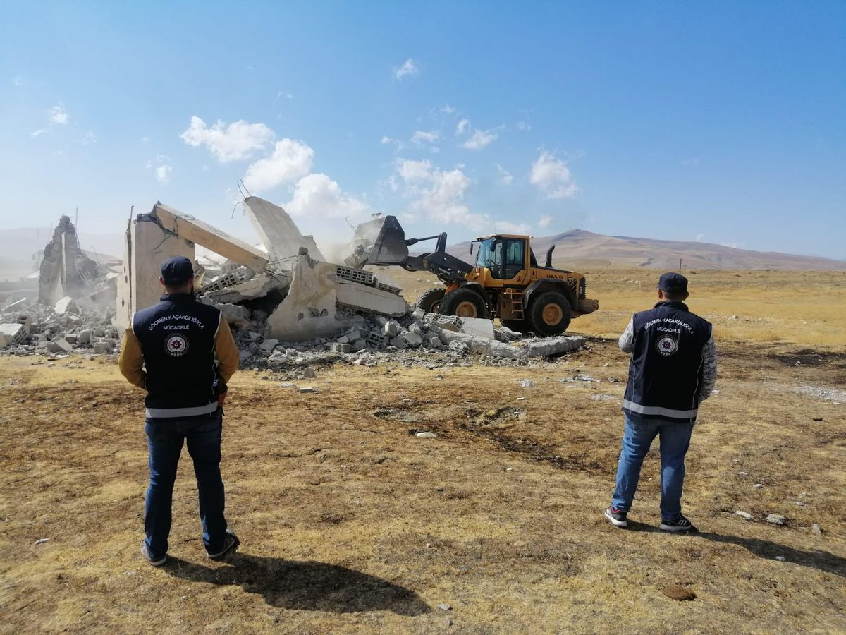Van\'da düzensiz göçmenlerin barındığı 5 metruk bina yıkıldı