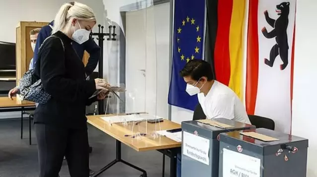 Almanya'da resmi olmayan ilk sonuçlara göre, Sosyal Demokrat Parti oyların 25,8'ini aldı Almanya'da resmi olmayan ilk sonuçlara göre, Sosyal Demokrat Parti oyların 25,8'ini aldı