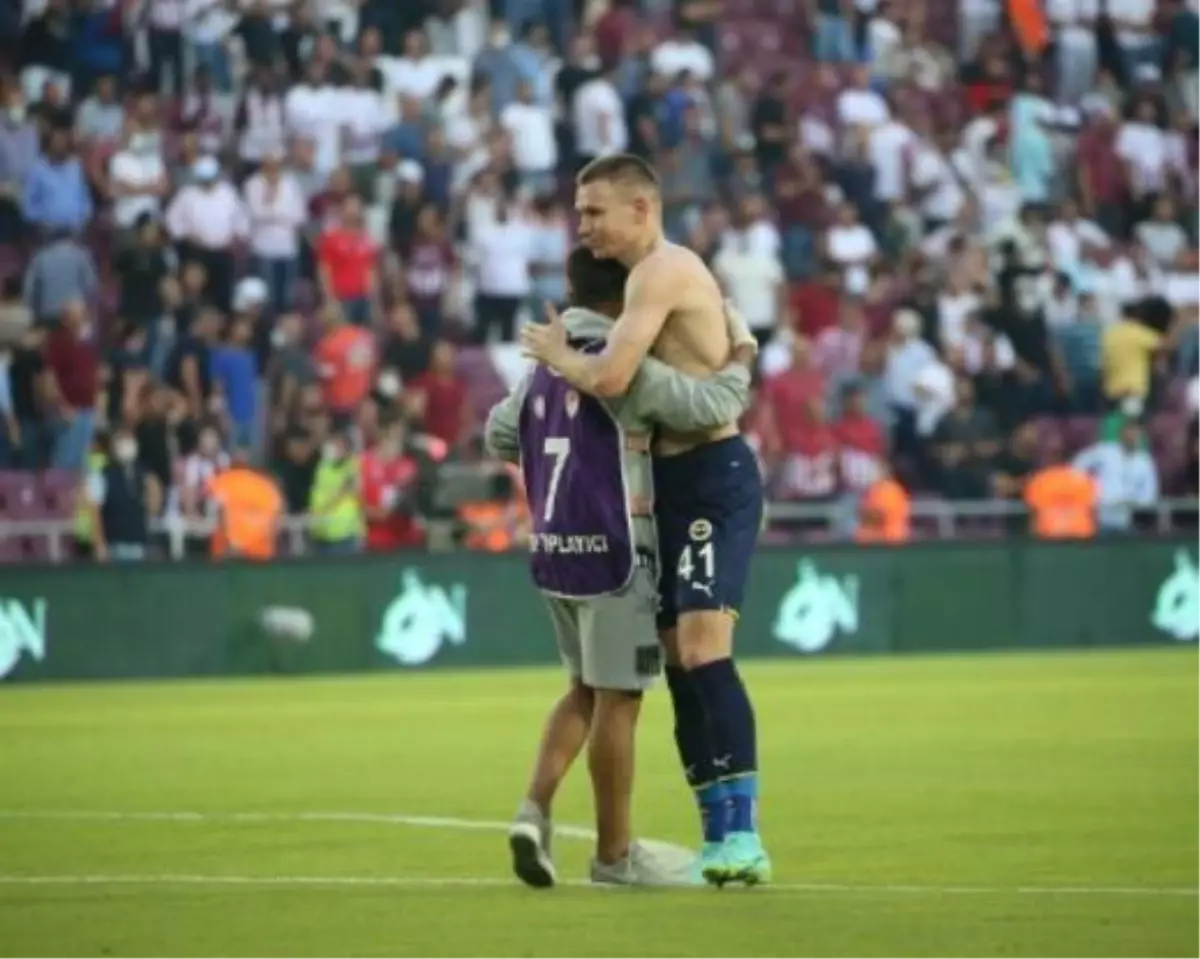 Attila Szalai\'nin top toplayıcı çocukla yakından ilgilenmesi gönülleri fethetti