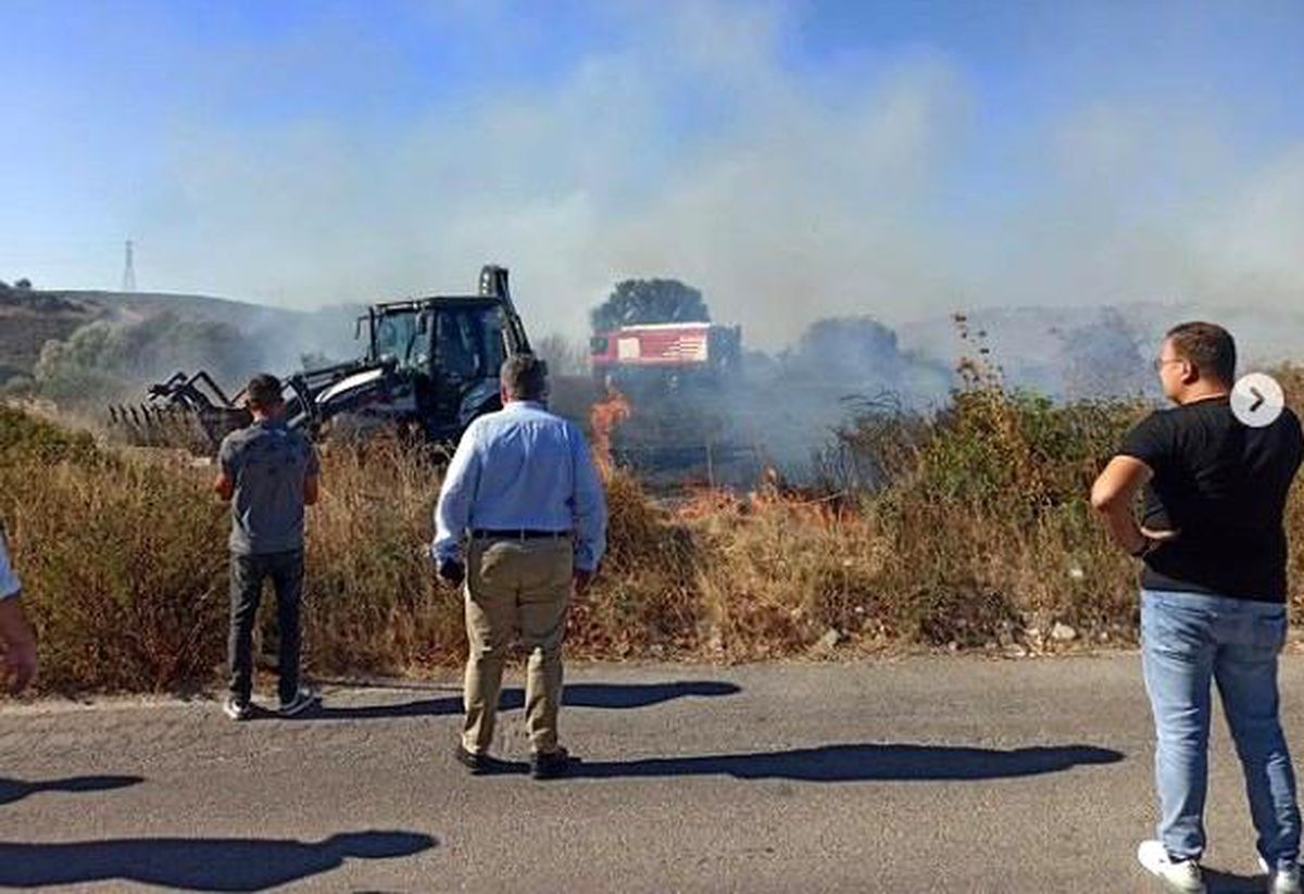 Son dakika haber | Çeşme\'de sigara izmaritinden çıktığı düşünülen yangın zeytinlik alana sıçradı