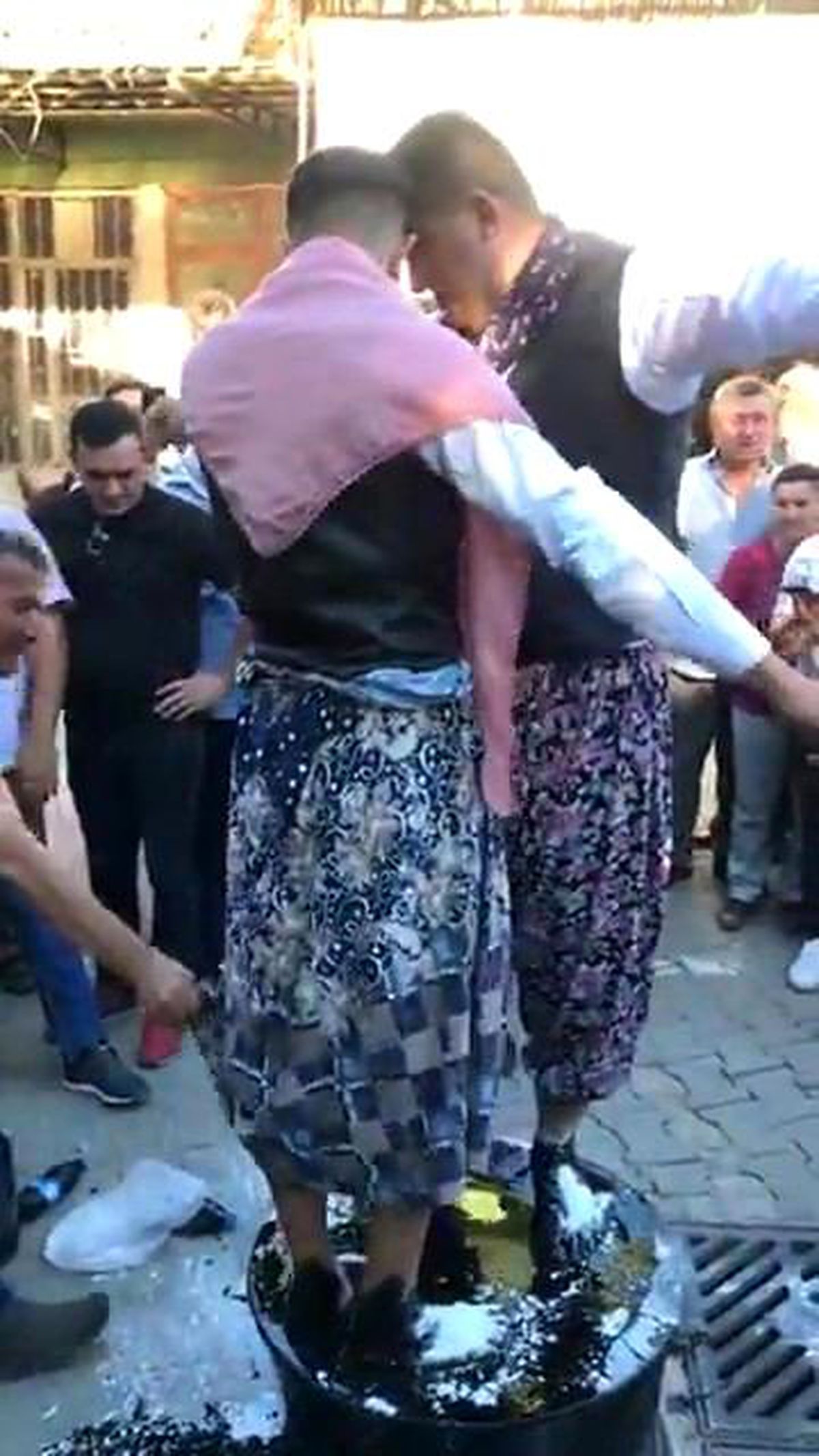 Son dakika haberleri... Damadı kara kazan üzerinde oynattılar