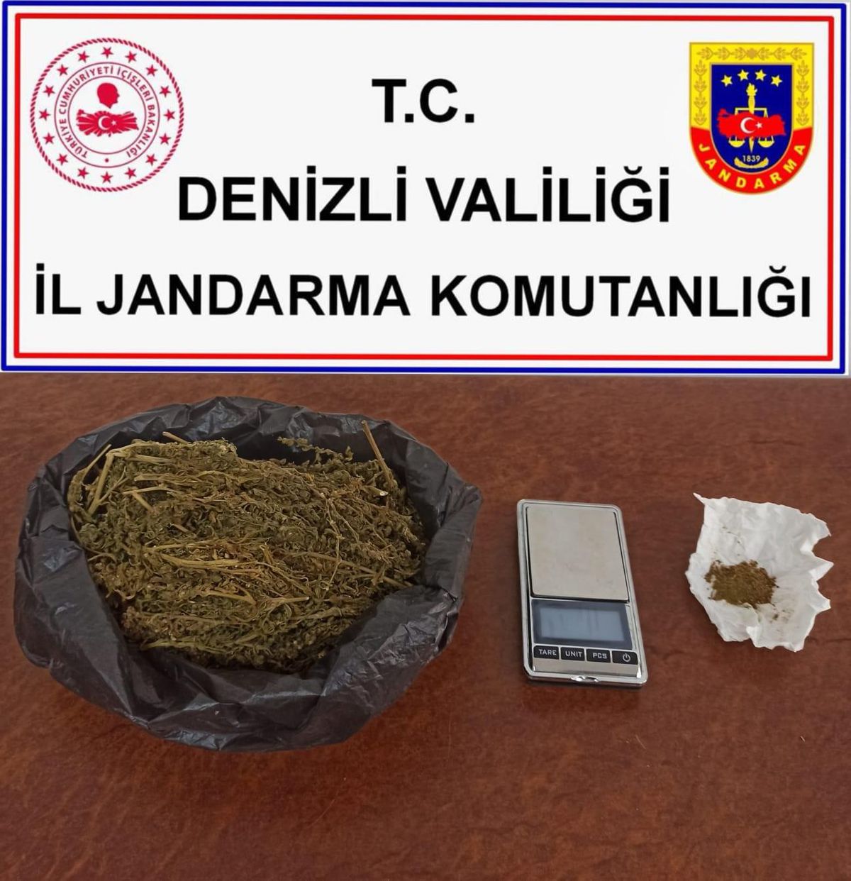 Denizli\'de bir evde 215 gram esrar ele geçirildi