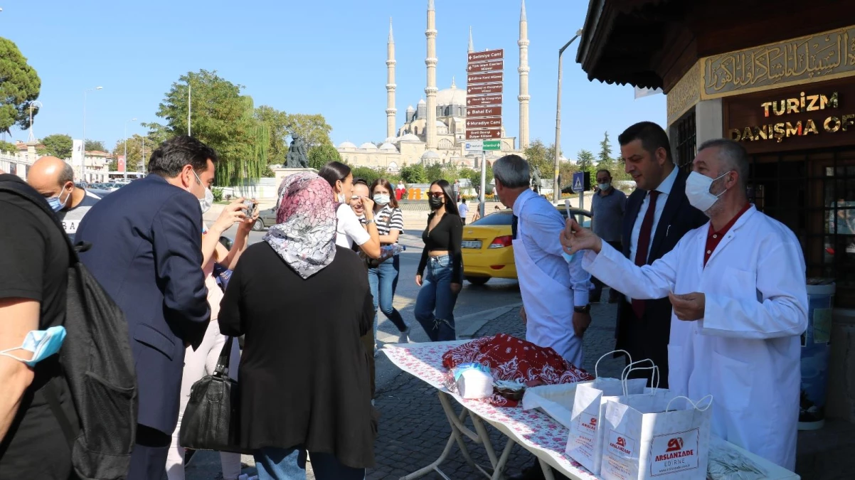 Dünya Turizm Günü\'nde vatandaşlara kavala kurabiyesi ve tava ciğer ikram edildi