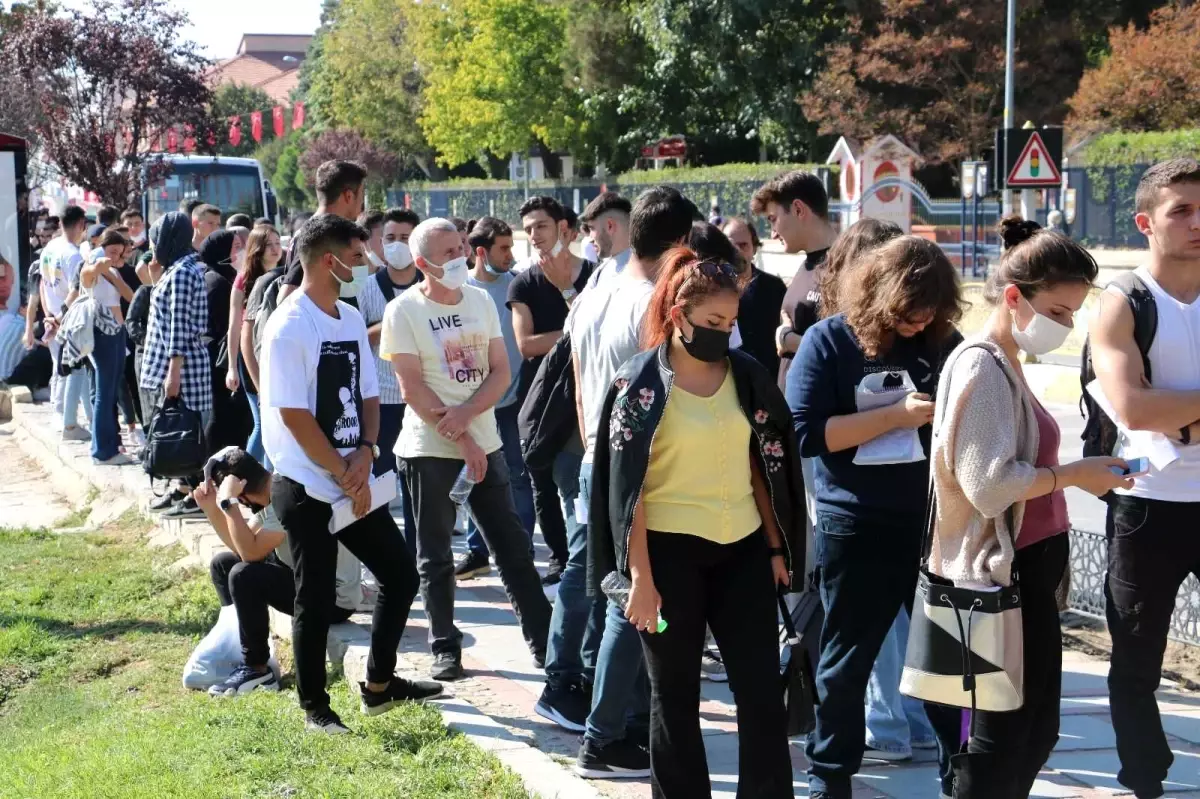 Edirne\'de öğrencilerin "Kent Kart" çilesi