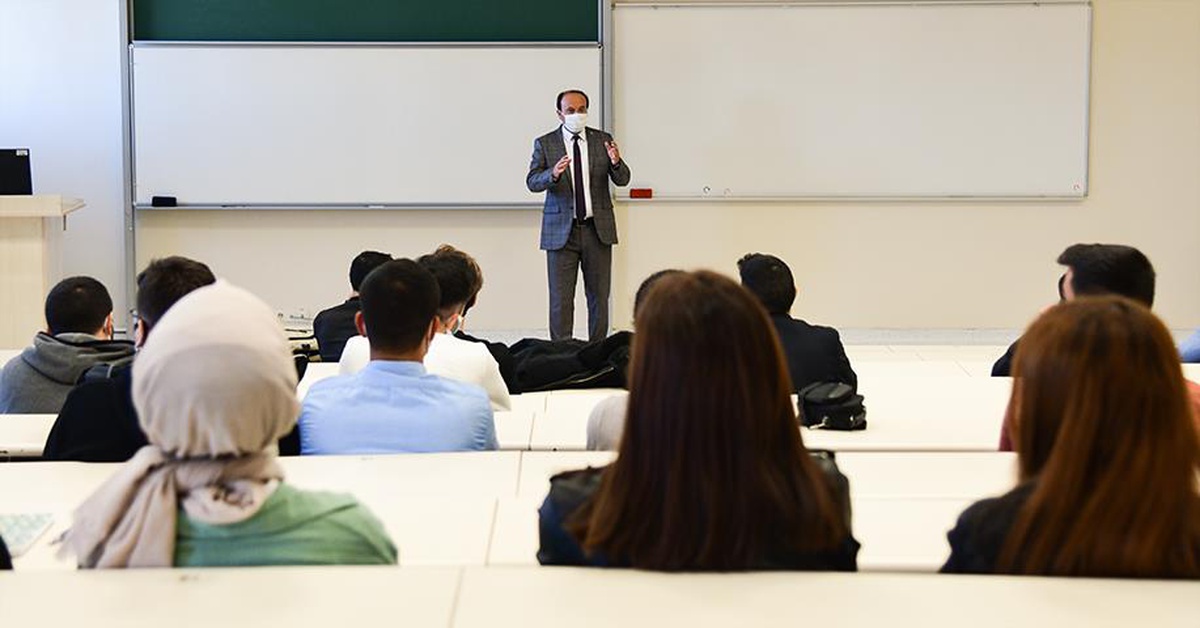 ETÜ\'de yeni akademik yılın ilk dersini Rektör Çakmak verdi