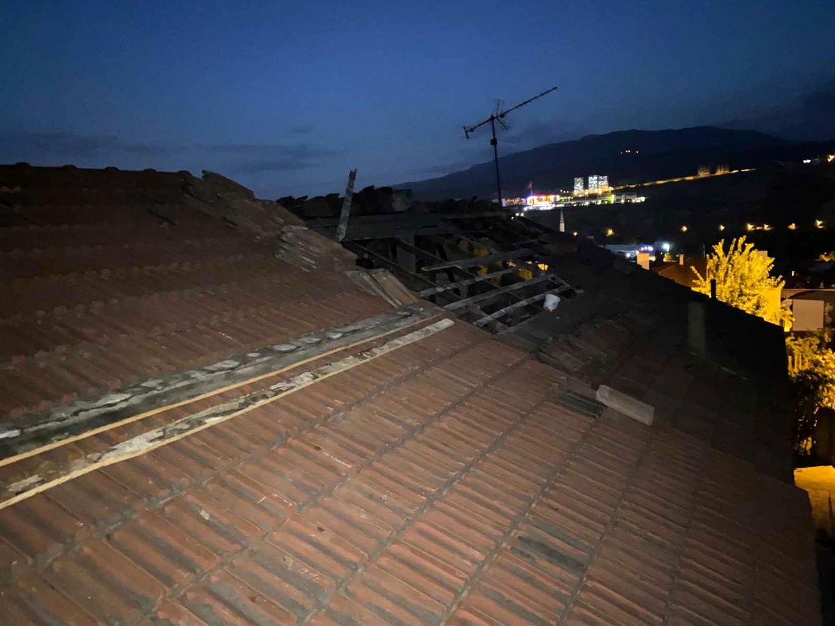 Evinin çatısını onarmak isterken düşerek yaralandı