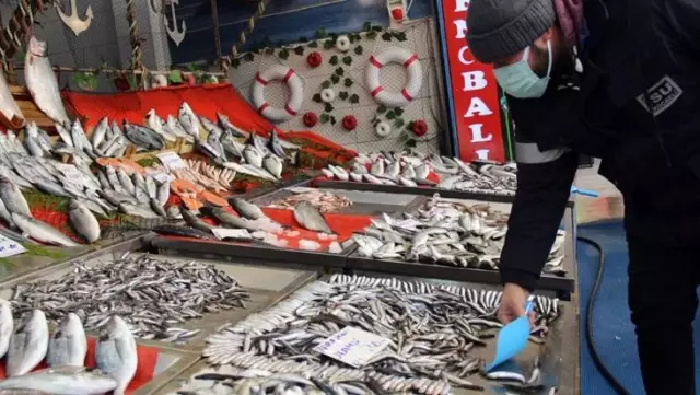 firtina sebebiyle artan balik fiyatlari cep yakiyor hamsi 40 liraya ulasti