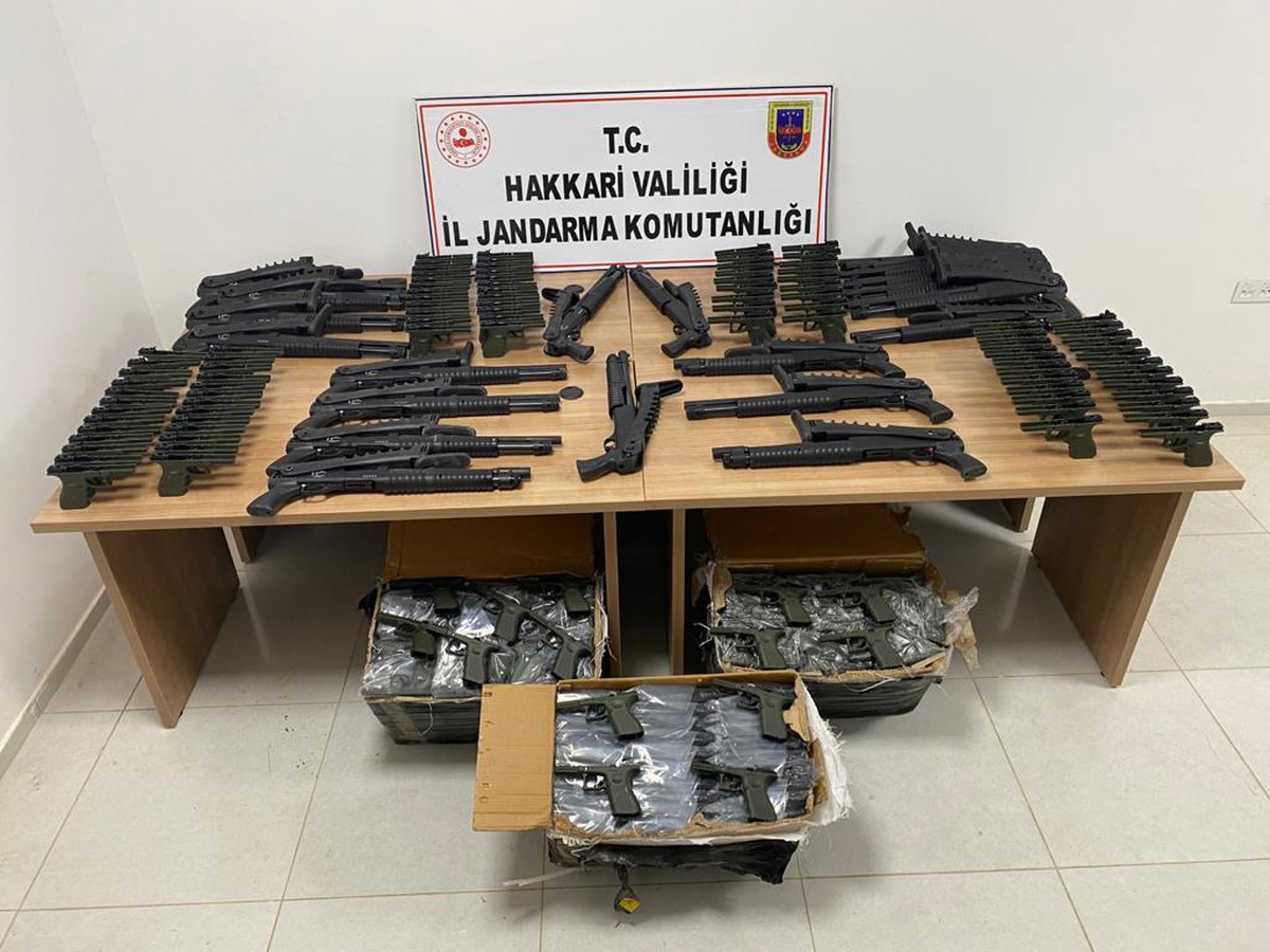 Hakkari\'de 22 av tüfeği ve 380 tabanca gövdesi ele geçirildi