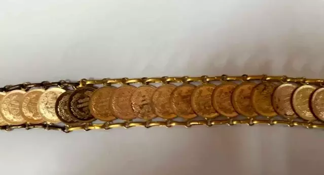 Hatay'da eksik gramajlı altın operasyonu: 206 çeyrek, 6 tam altın ele geçirildi Hatay'da eksik gramajlı altın operasyonu: 206 çeyrek, 6 tam altın ele geçirildi