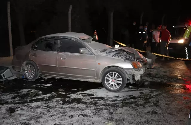 Beton bariyerlere çarpan otomobil alev aldı: 1 ölü, 1'i ağır 3 yaralı