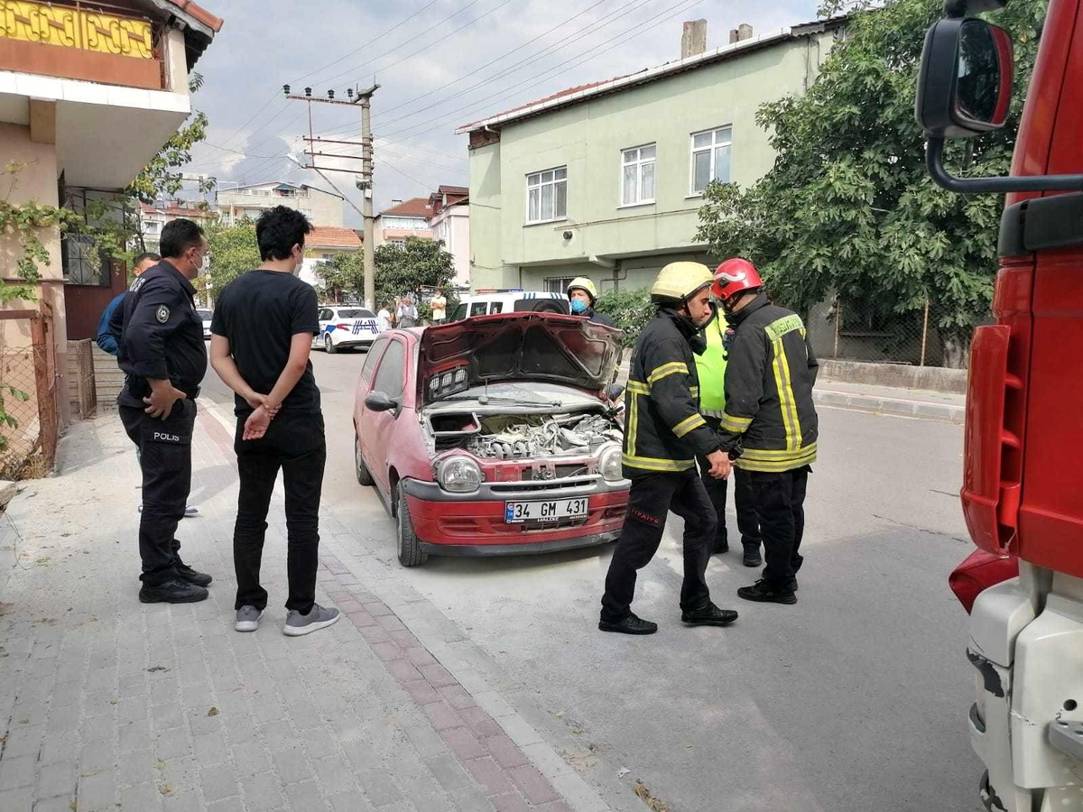 Son dakika haberleri... Kaza yapan otomobilden çıkan dumanlar korkuttu
