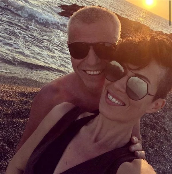 Levent Yüksel ve 17 yaş küçük eşi Özlem Öztürk'ten sahilde aşk pozları