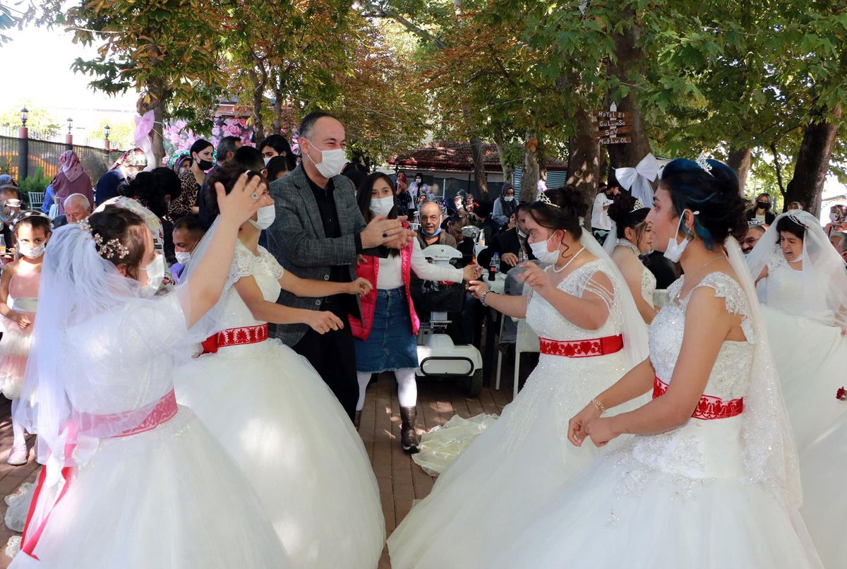 Kırıkkale\'de engelli genç kızlar temsili düğünde eğlendi