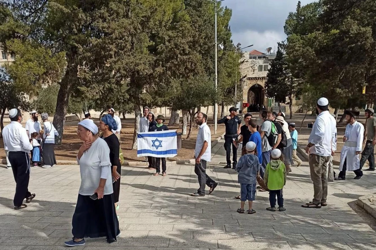 Mescid-i Aksa\'ya baskın düzenleyen fanatik Yahudiler Harem-i Şerif\'te İsrail bayrağı açtı