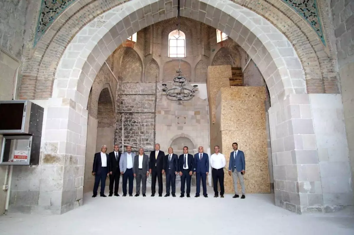 AK Parti Malatya Milletvekili Kahtalı, restore çalışması devam eden Ulu Cami\'yi inceledi