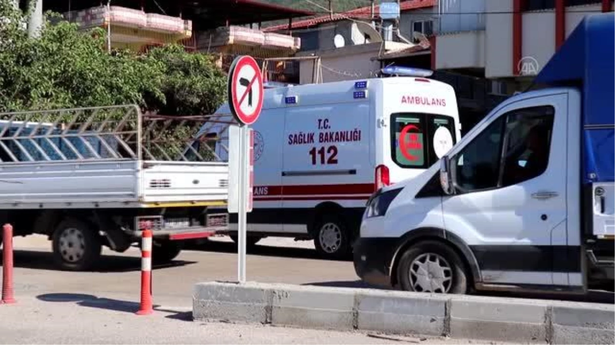 Minibüs ile çarpışan tarım aracındaki 3 kişi yaralandı