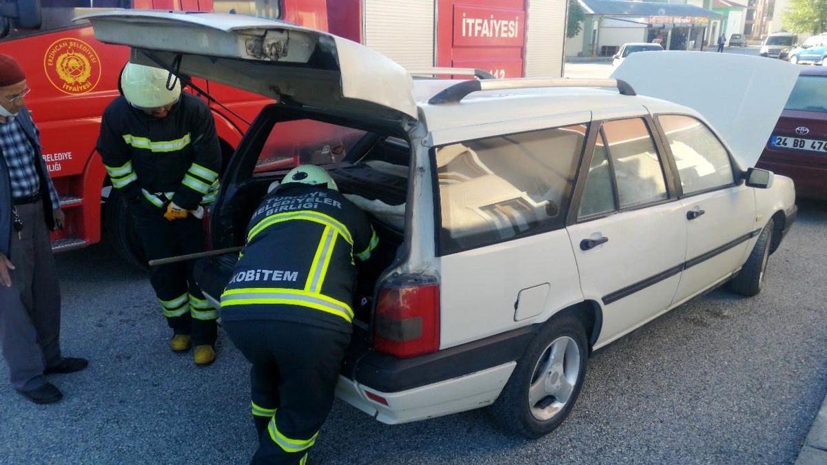 Son dakika! Park halindeki otomobilde elektrik kontağından kaynaklı yangın çıktı