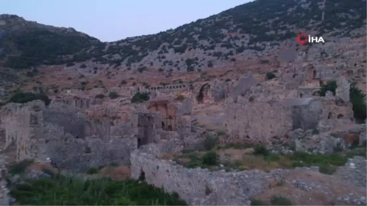 Tam 2 bin yıllık... Antik kent Anemurium\'da bir mezarda 4 insan iskeleti bulundu