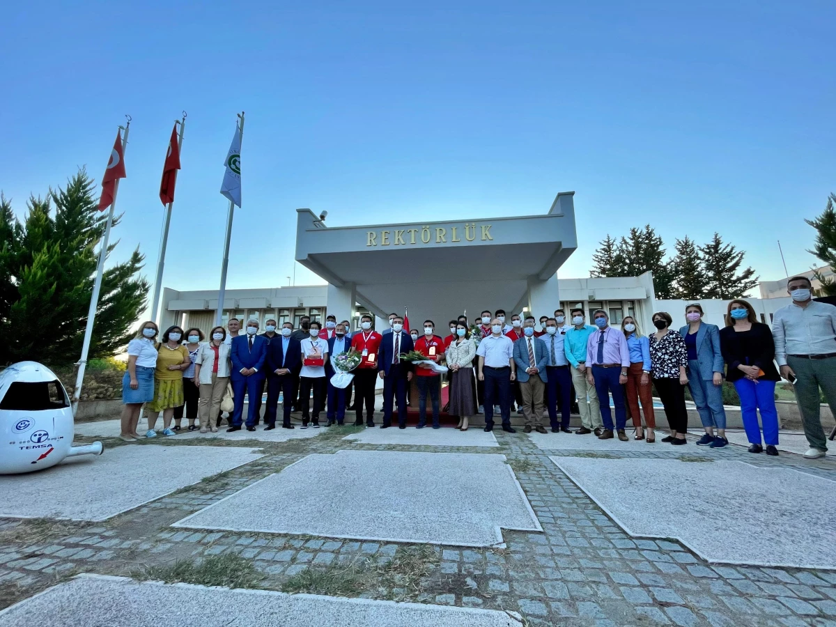 TEKNOFEST\'te şampiyon olan roket takımı Adana\'da törenle karşılandı