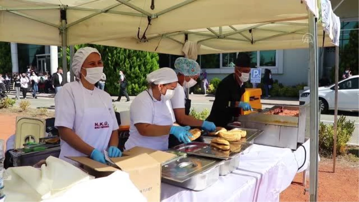 Üniversitenin yeni öğrencilerine kentin meşhur köftesi ikram edildi