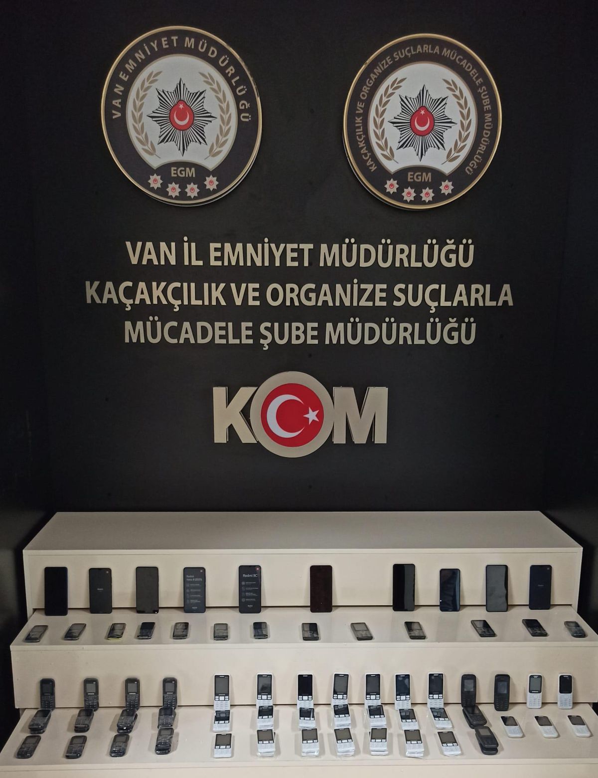 Van\'da 5 bin 64 ilaç ve 106 cep telefonu ele geçirildi