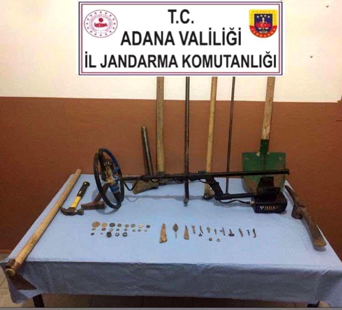 Adana\'da otomobilde tarihi nitelikte sikke ve objeler ele geçirildi