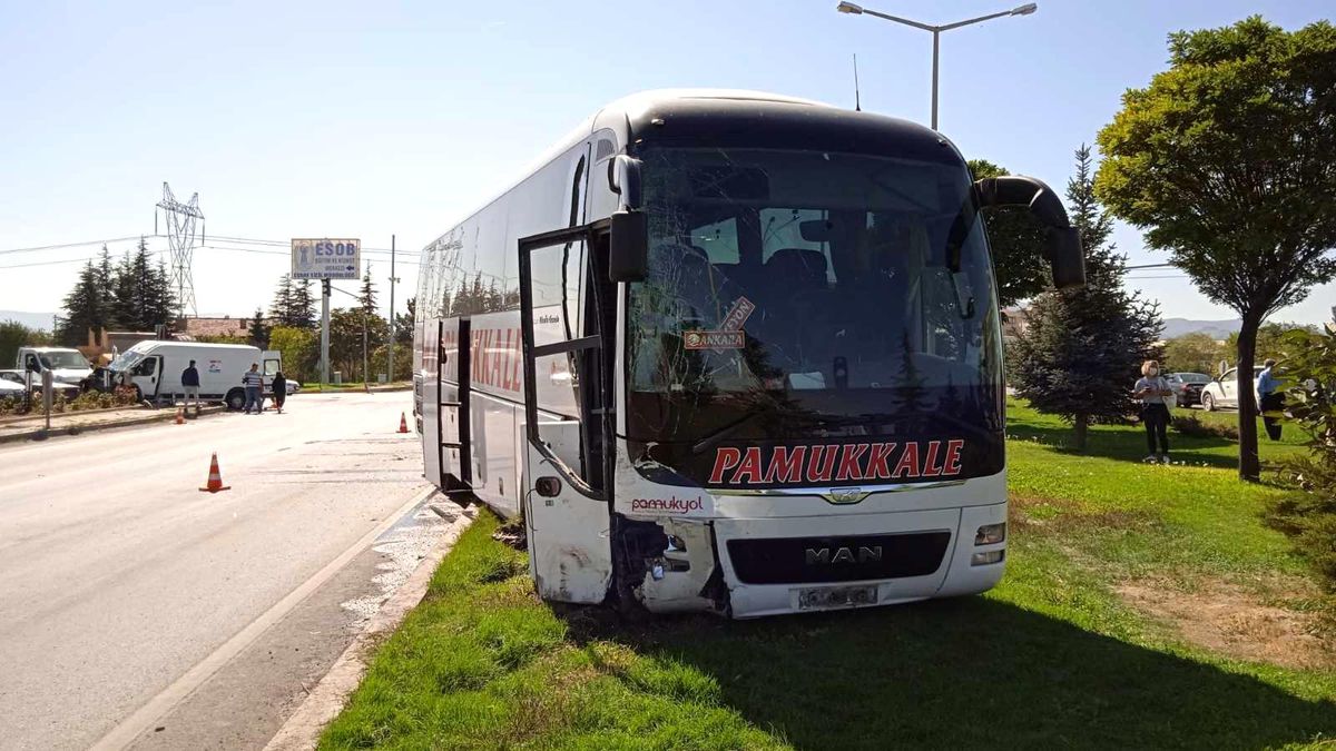 Son dakika: Afyonkarahisar\'da otobüs kazası
