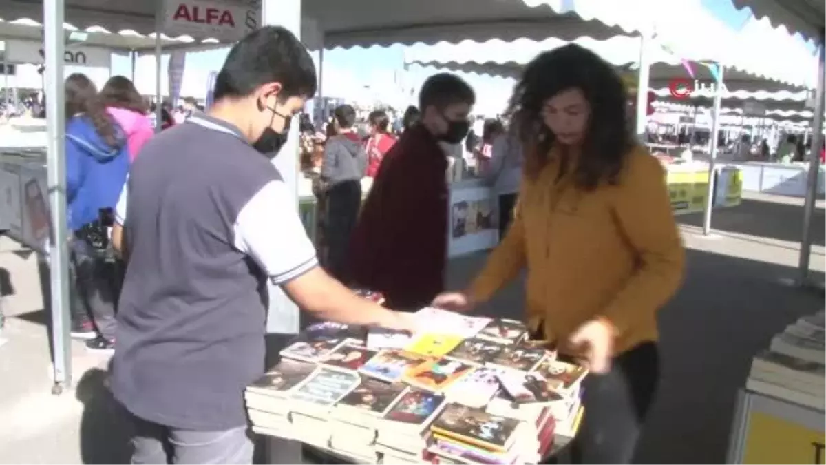 Afyonkarahisar Kitap Fuarı\'nı 4 günde yaklaşık 40 bin kişi ziyaret etti