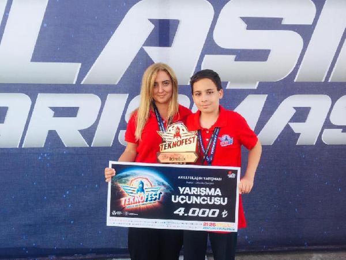 Uğur Okulları öğrencisi "akıllı trafik" projesiyle TEKNOFEST\'te ödülün sahibi oldu