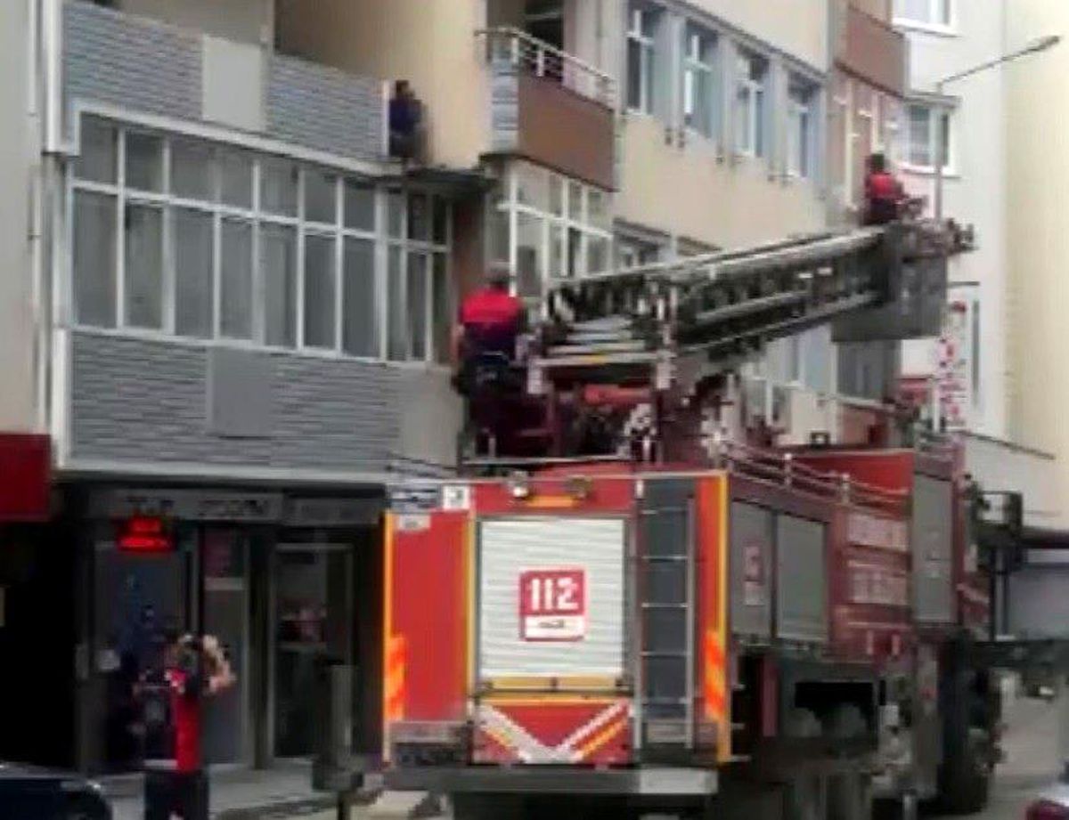 Son dakika! Alkol alıp intihar için binanın ikinci katına çıkan vatandaşı itfaiye erleri ikna etti