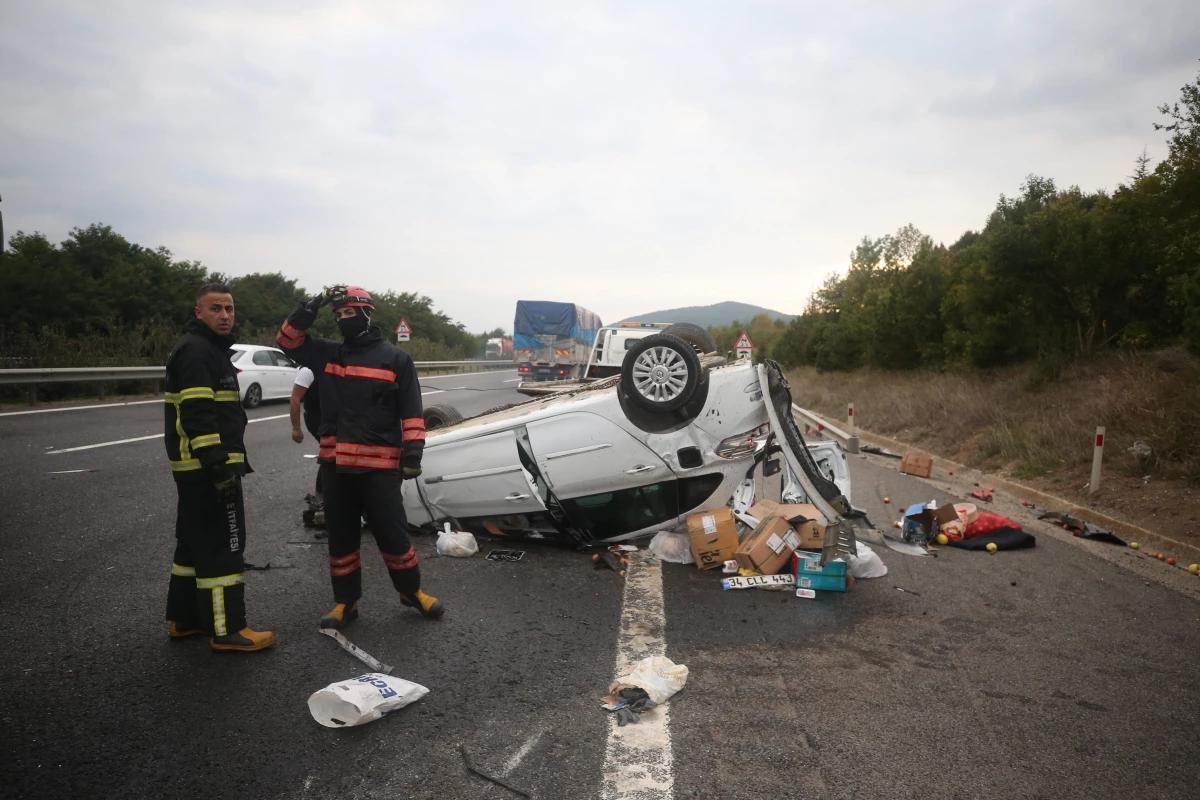 Anadolu Otoyolu\'nda devrilen otomobildeki 2 kişi yaralandı