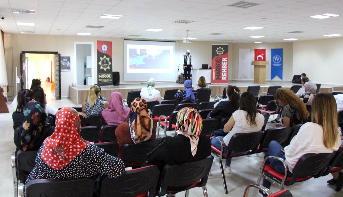 Anne ve anne adayına "En iyi narkotik polisi anne" eğitimi verildi