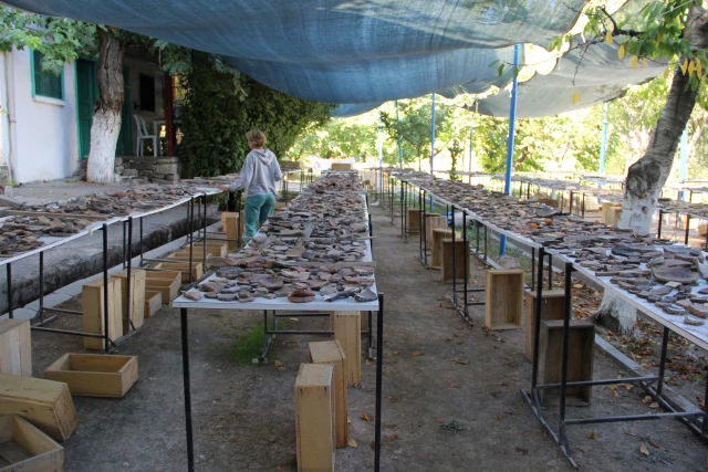 Arslantepe Höyüğü kazılarında toprak küplerde iki çocuk iskeleti bulundu