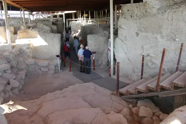 Arslantepe Höyüğü kazılarında toprak küplerde iki çocuk iskeleti bulundu