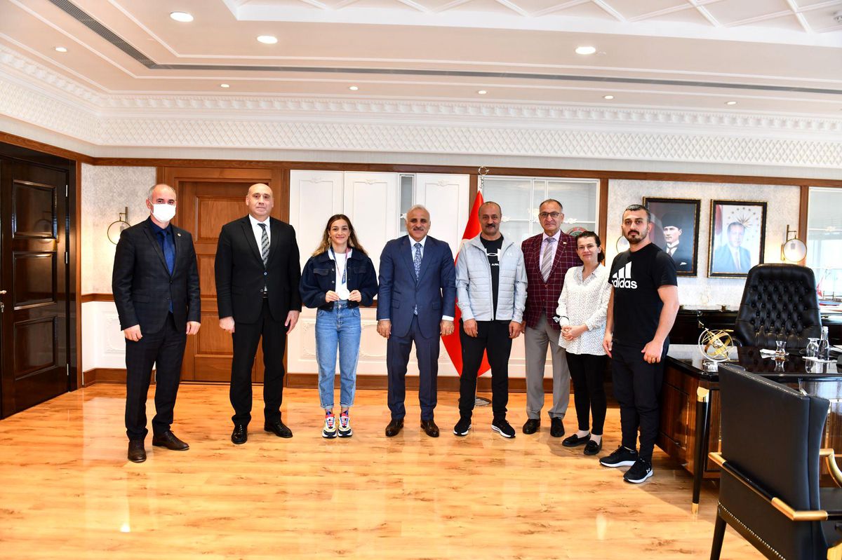 BAŞKAN ZORLUOĞLU OLİMPİYAT İKİNCİSİ ÇAKIROĞLU\'NU AĞIRLADI