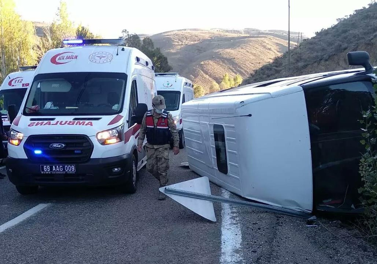 Bayburt\'ta minibüs ile otomobilin çarpıştığı kazada 6 kişi yaralandı
