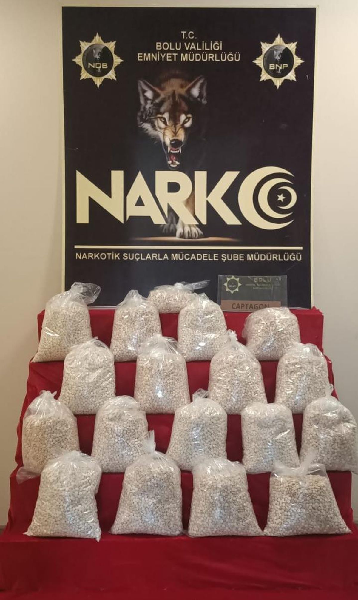 Bolu\'da "dur" ihtarına uymayan araçtan 215 bin 625 uyuşturucu hap çıktı