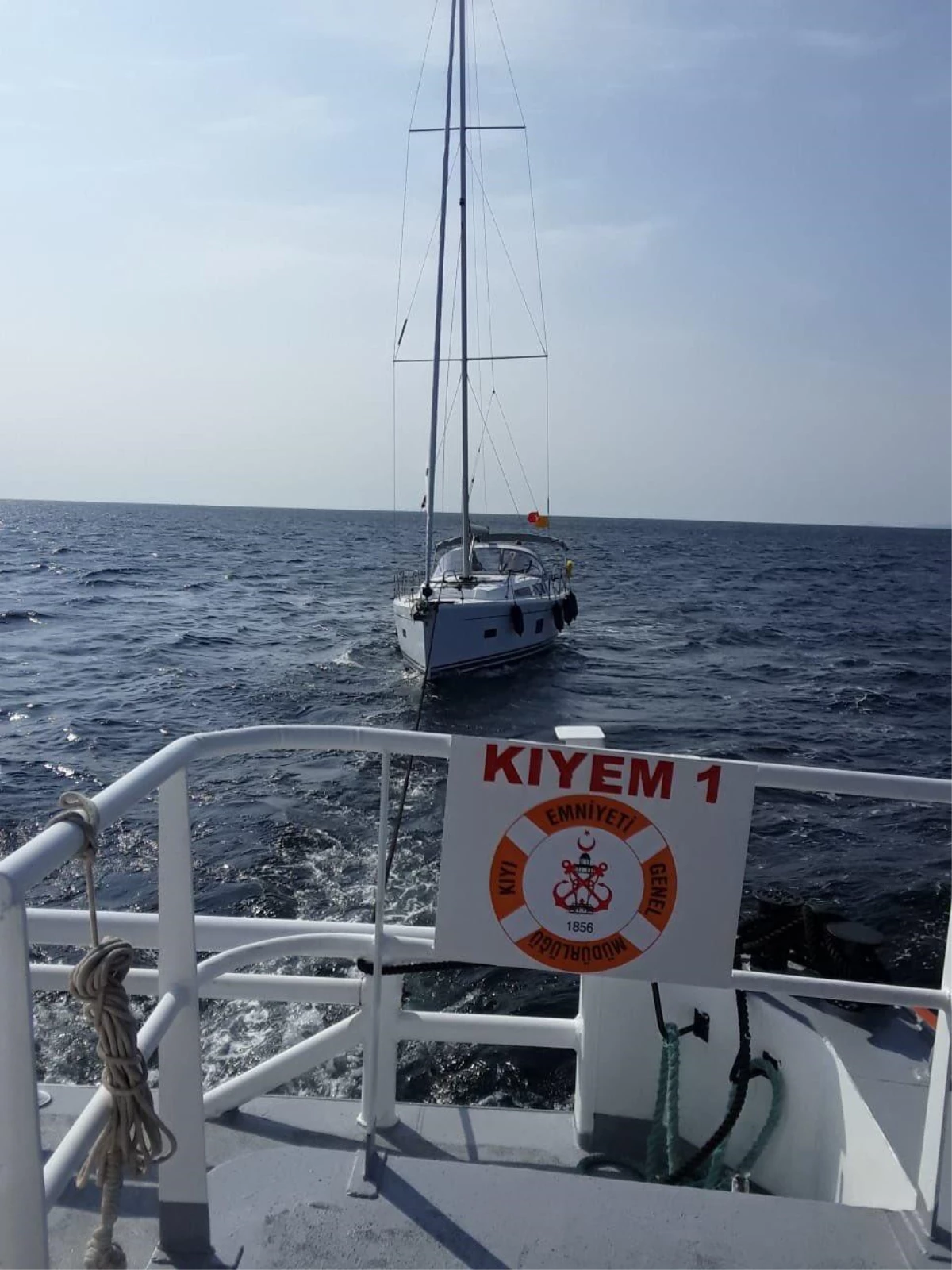 Çanakkale Boğazı açıklarında yakıtı azalan tekne KEGM ekiplerince kurtarıldı