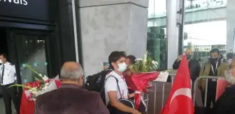 Dünya şampiyonu milli yüzücü Derin Toparlak yurda döndü