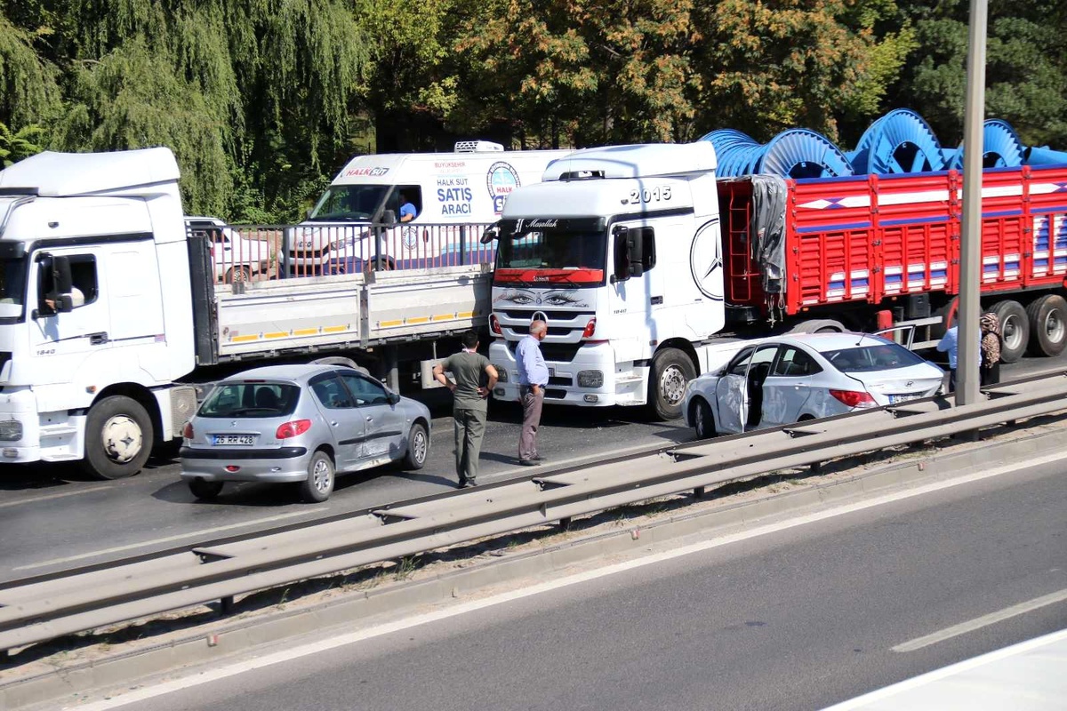 Eskişehir\'de TIR ve 2 otomobil çarpıştı