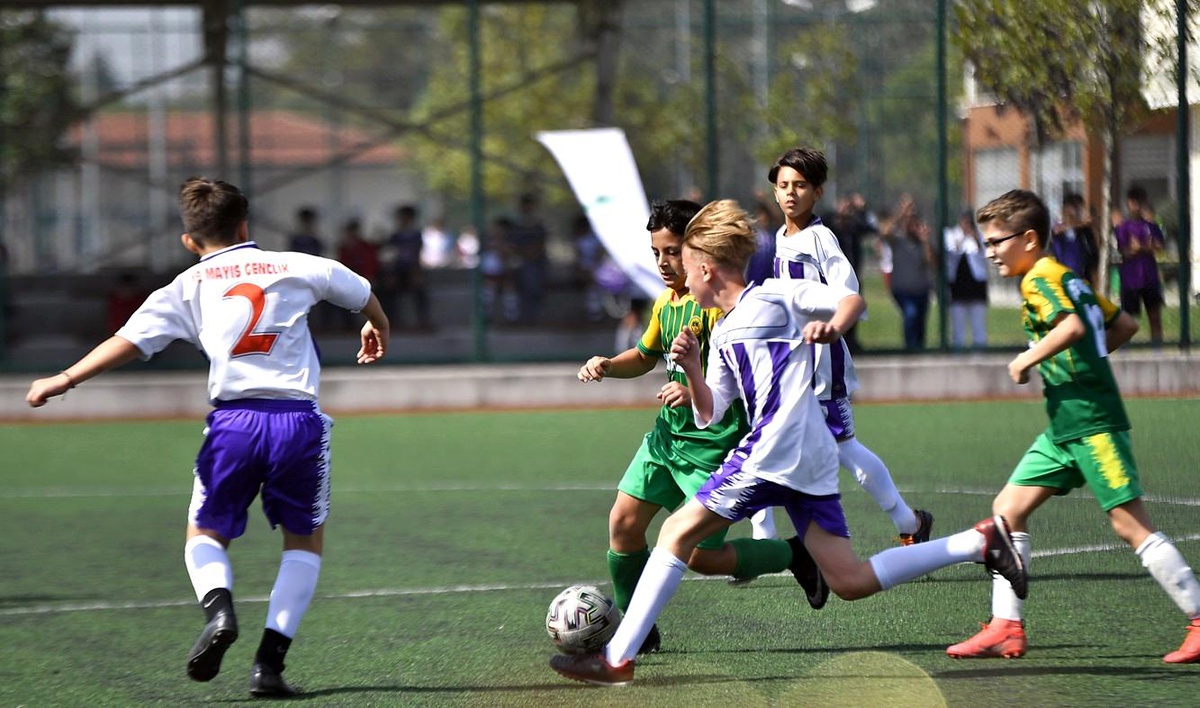 Futbolun yıldızları Osmangazi\'de sahaya çıktı